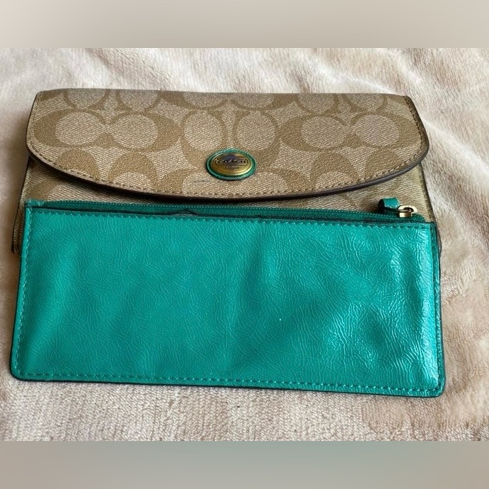 Coach Peyton Signature Wallet - Picture 3 of 7